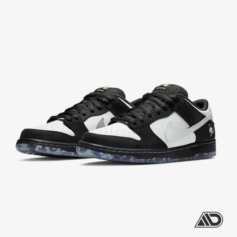 Dunk Low Panda Pigeon - Dunk Area- Dunk Low Panda Pigeon- EU 36, EU 36.5, EU 37.5, EU 38, EU 38.5, EU 39, EU 40, EU 40.5, EU 41, EU 42- Kung Fu Panda perdrait probablement la tête en voyant la Nike SB Dunk Low Staple Panda Pigeon.Cette Nike SB se compose d'une tige blanche avec des accents noirs, d'un "Swoosh" blanc, d'une semelle intermédiaire noire et d'une semelle translucide.Achetez cette sneaker graal pour votre collection dès aujourd'hui sur Dunk Area.