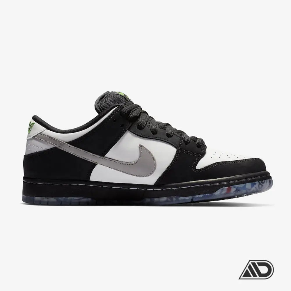 Dunk Low Panda Pigeon - Dunk Area- Dunk Low Panda Pigeon- EU 36, EU 36.5, EU 37.5, EU 38, EU 38.5, EU 39, EU 40, EU 40.5, EU 41, EU 42- Kung Fu Panda perdrait probablement la tête en voyant la Nike SB Dunk Low Staple Panda Pigeon.Cette Nike SB se compose d'une tige blanche avec des accents noirs, d'un "Swoosh" blanc, d'une semelle intermédiaire noire et d'une semelle translucide.Achetez cette sneaker graal pour votre collection dès aujourd'hui sur Dunk Area.