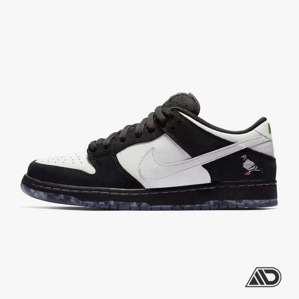 Dunk Low Panda Pigeon - Dunk Area- Dunk Low Panda Pigeon- EU 36, EU 36.5, EU 37.5, EU 38, EU 38.5, EU 39, EU 40, EU 40.5, EU 41, EU 42- Kung Fu Panda perdrait probablement la tête en voyant la Nike SB Dunk Low Staple Panda Pigeon.Cette Nike SB se compose d'une tige blanche avec des accents noirs, d'un "Swoosh" blanc, d'une semelle intermédiaire noire et d'une semelle translucide.Achetez cette sneaker graal pour votre collection dès aujourd'hui sur Dunk Area.